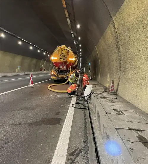 静宁隧道排水渠清淤